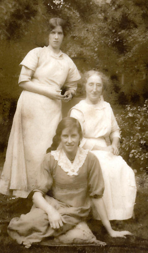 Louisa Teresa Prince with daughters Ida Tivey and Gladys Tivey