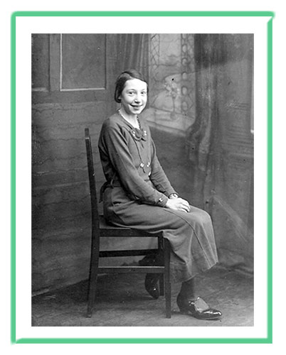 Nora MacDonald nee Meredith born derby 1919  Photo